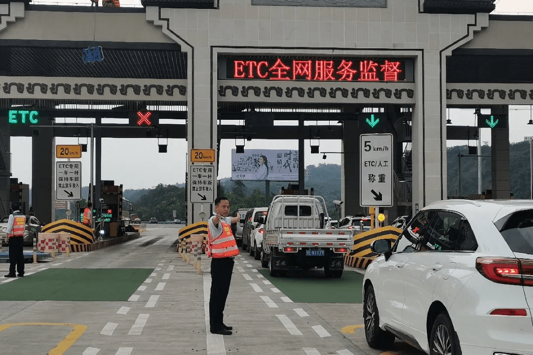 汉宜高速公路宜昌收费站迎来最大车流量