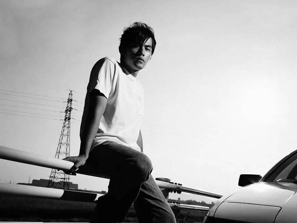 周杰伦珍贵老照片,每一张都能做壁纸.