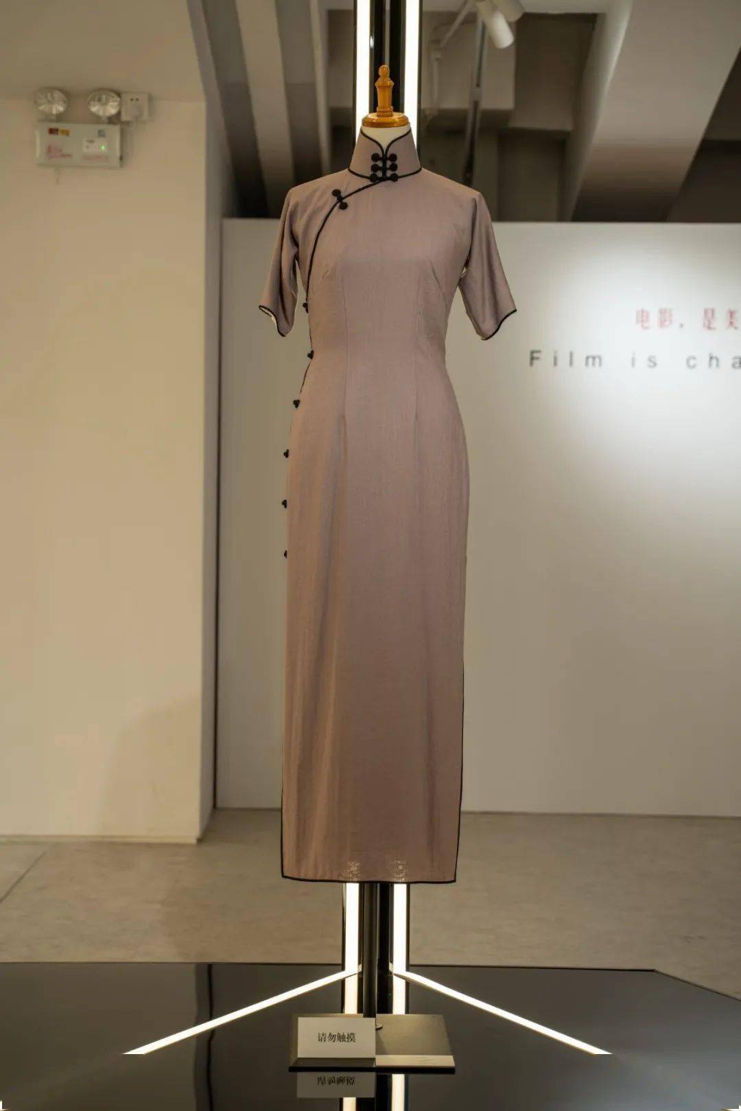 《神女》中阮玲玉所穿的"扫地旗袍"这件旗袍是1930年代颇具代表性的"