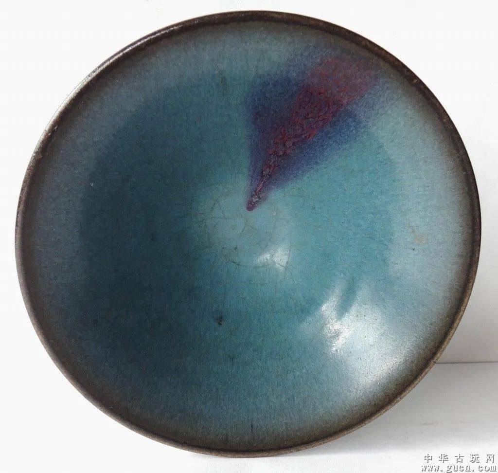 定窑有北定,南定两处,北定在河北曲阳,南定在江西景德镇.