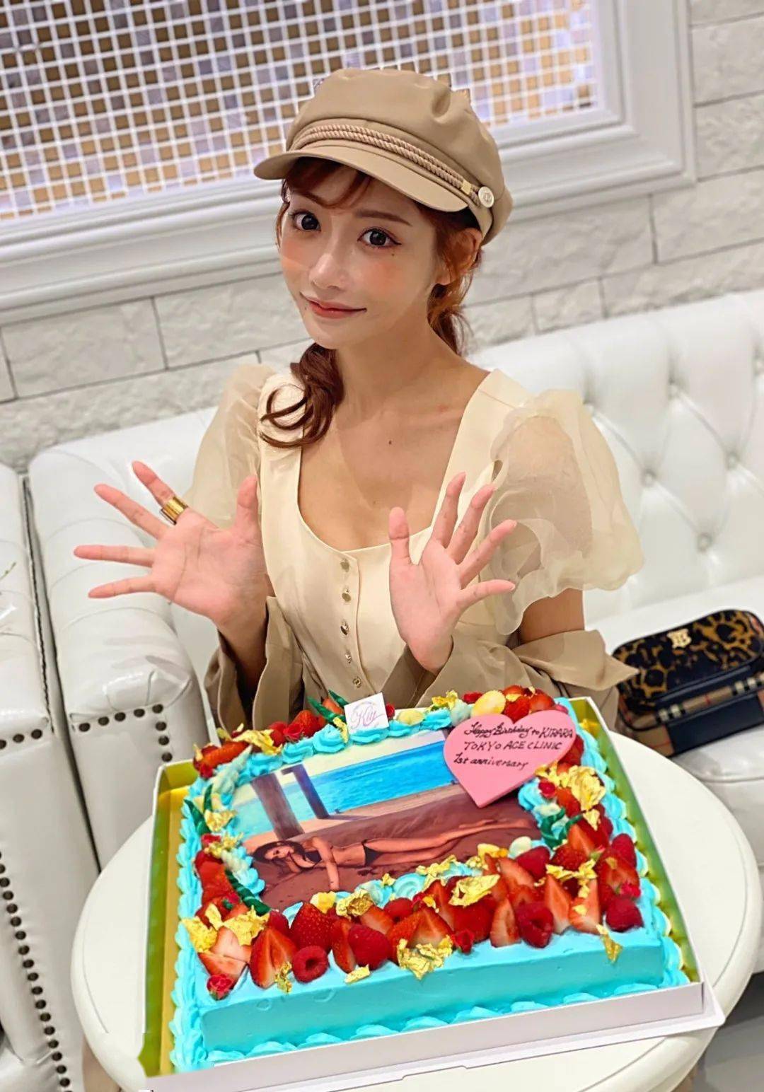 10 月 2 日也就是今天迎来了明日花绮罗的 32 岁生日,明日花本人也在