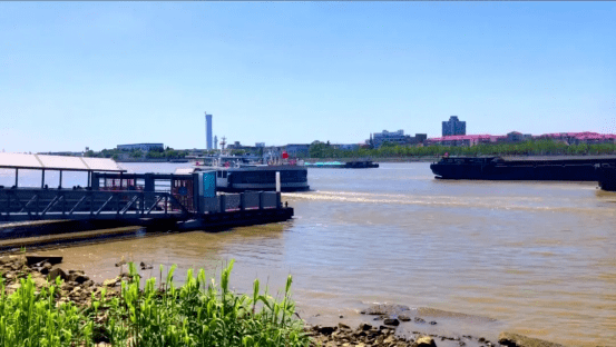 西渡渡口西渡渡口是黄浦江上一个饱受风霜的径口,在改革的大浪下,成为