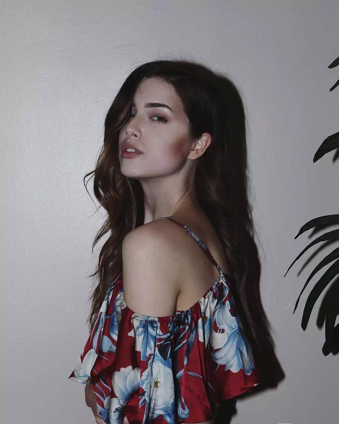 laurensummer才开ins粉丝就28w精致的脸庞丰满的上围让人移不开眼