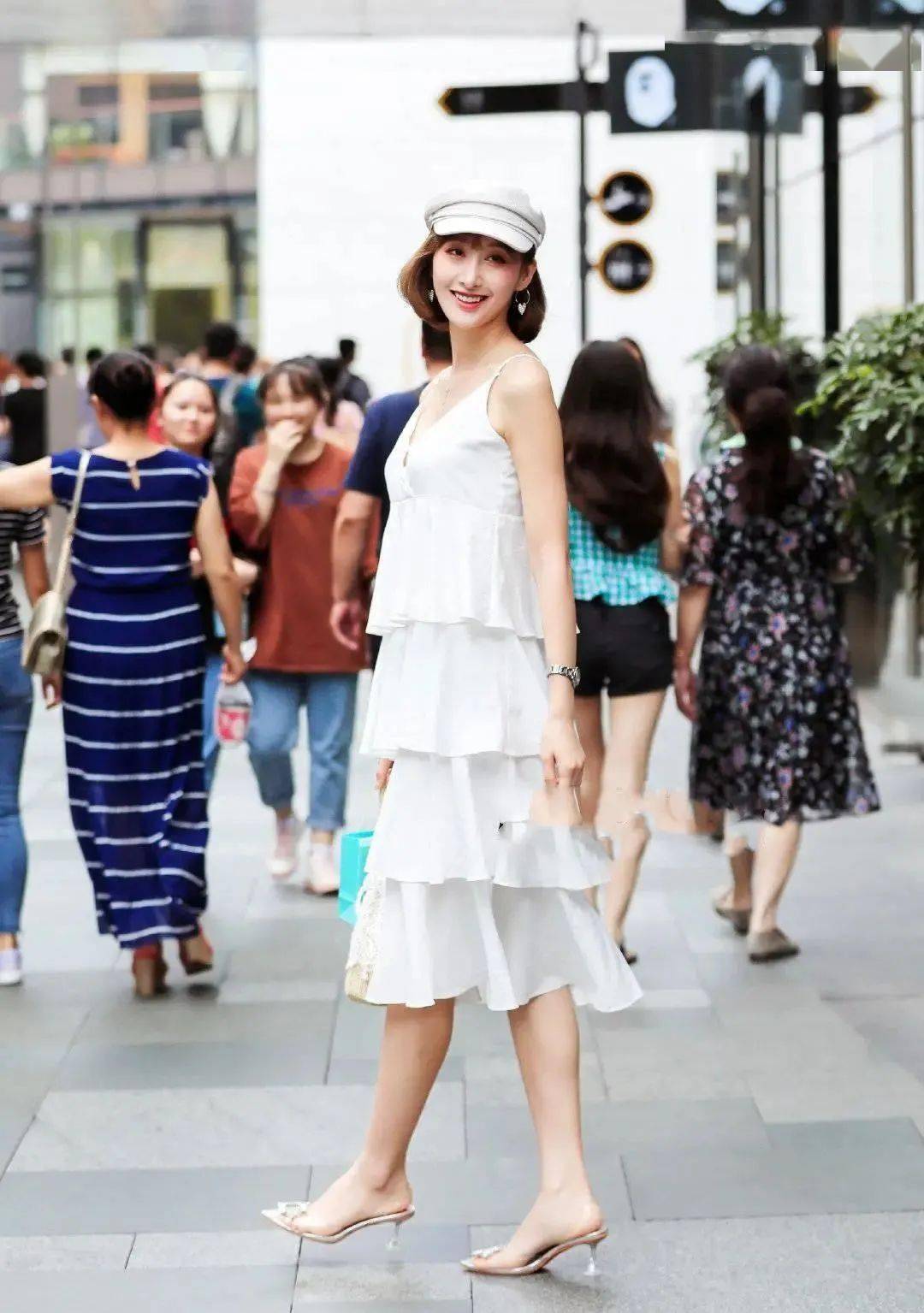 纯白色吊带连衣裙,款式新颖层次感十足,纯净又时尚,秋天也美美哒