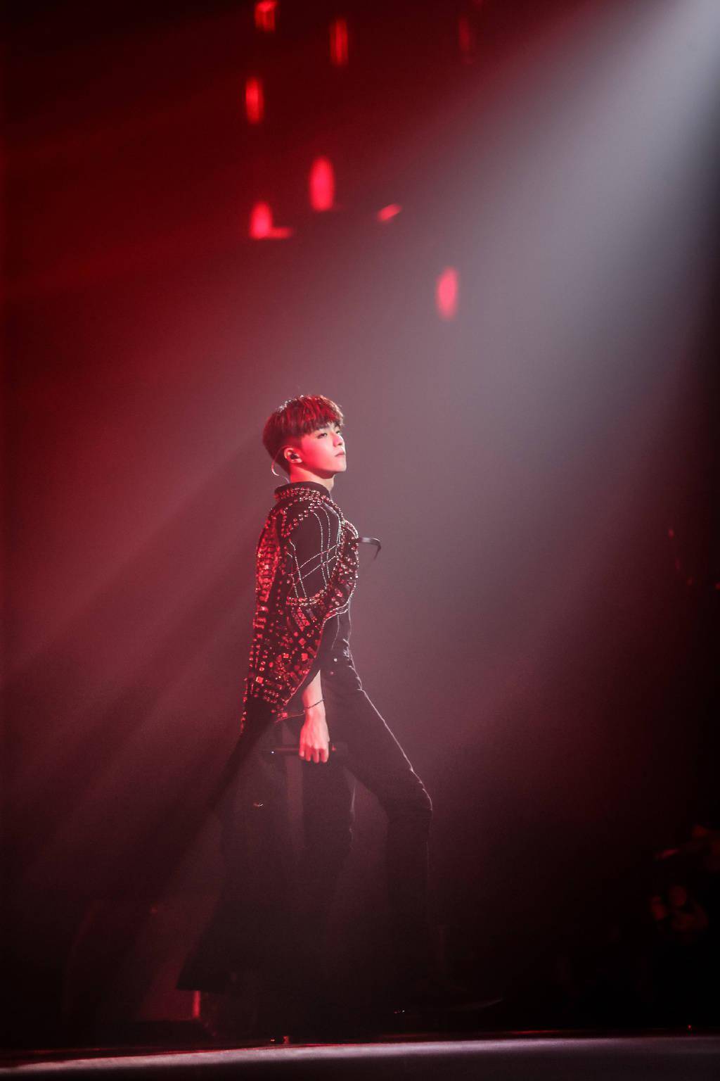 [消息]陈立农海量现场舞台照释出 旋律唱给你听,故事未完待续