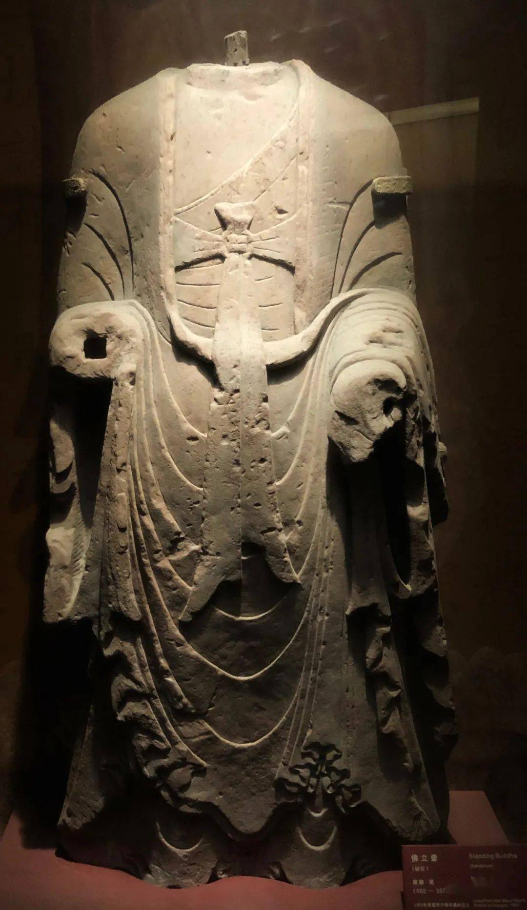 9厘米红砂石,单体圆雕佛立像,跣足立于方形底座之上.