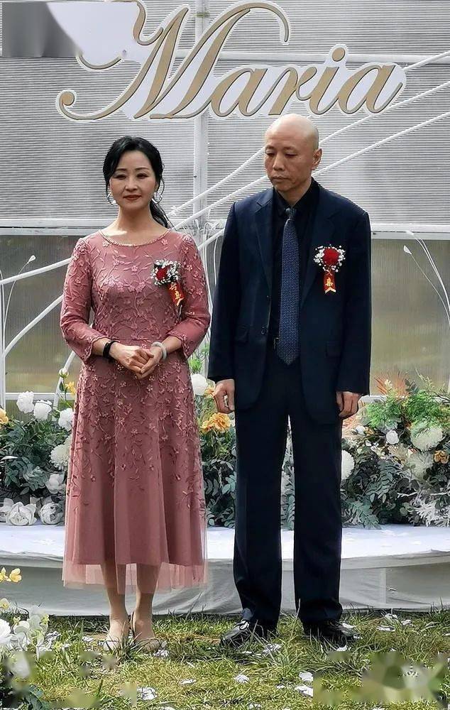 草坪婚礼父母礼服图片图片