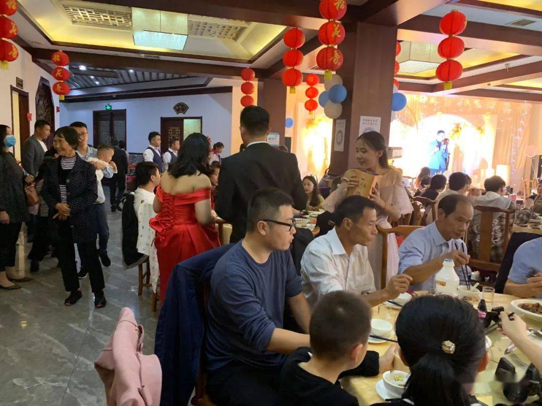 今天的庐山市被结婚给刷屏了一家人要分开喝喜酒婚庆成为新宠
