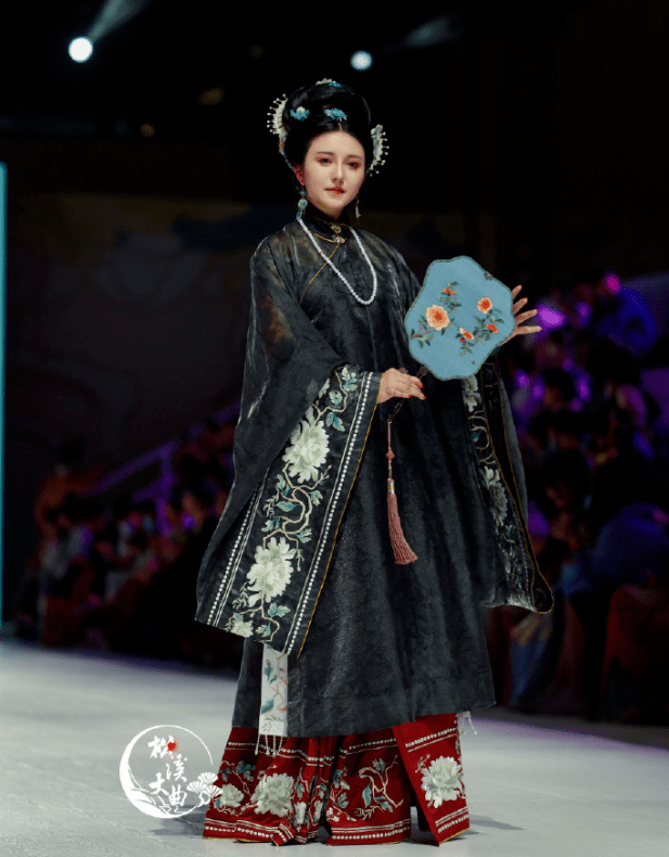 【汉服资讯】萤火虫x华裳九州汉服走秀临时取消引众怒,协商时长压为1