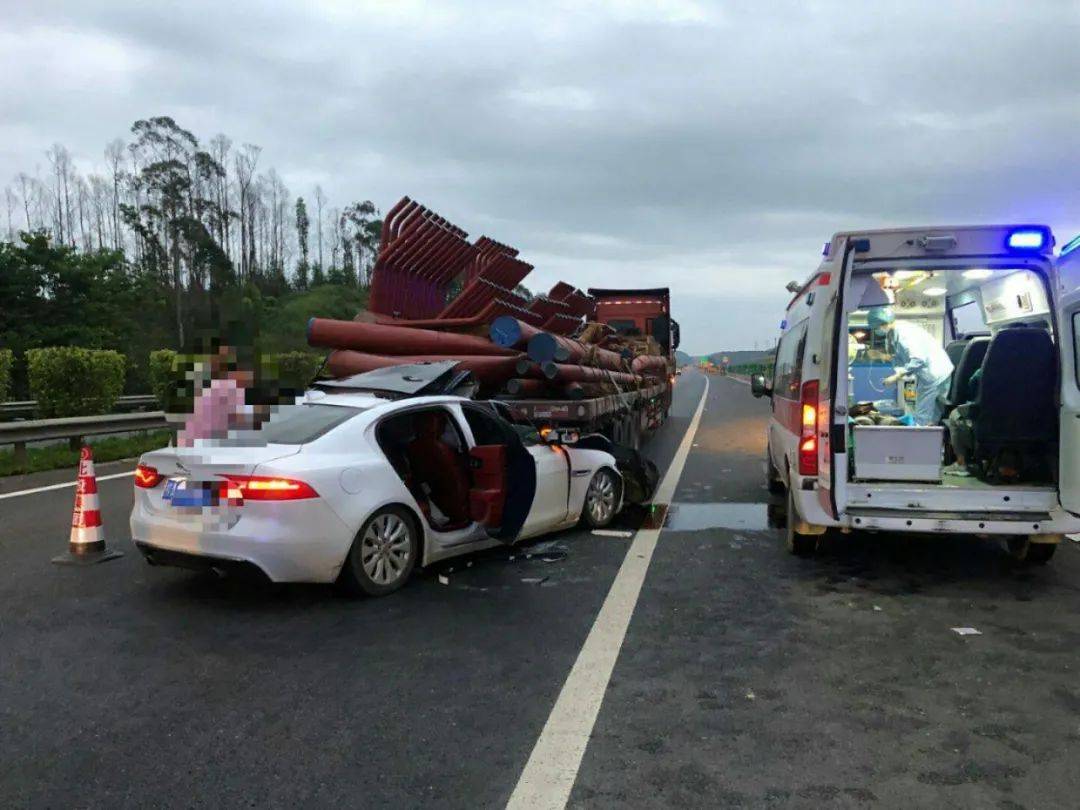 突发1死3伤南北高速路上小车追尾半挂车