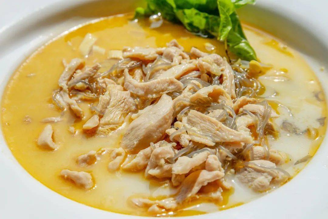 都要在舌尖留下回味悠长的浓香,遇上 金汤无骨酸菜鸡>,光喝汤就喝到了