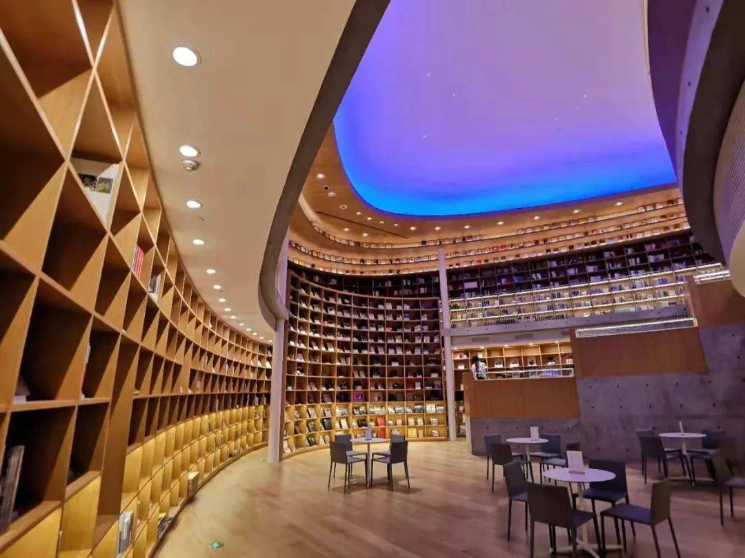 上海朵云书院有超过15,000种,60,000册图书,从文学,哲学,艺术到生活