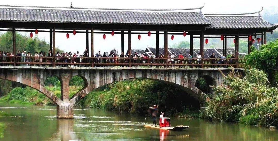 同時,飛雲峽風景區推出國慶節挑戰組合套餐優惠,幾何