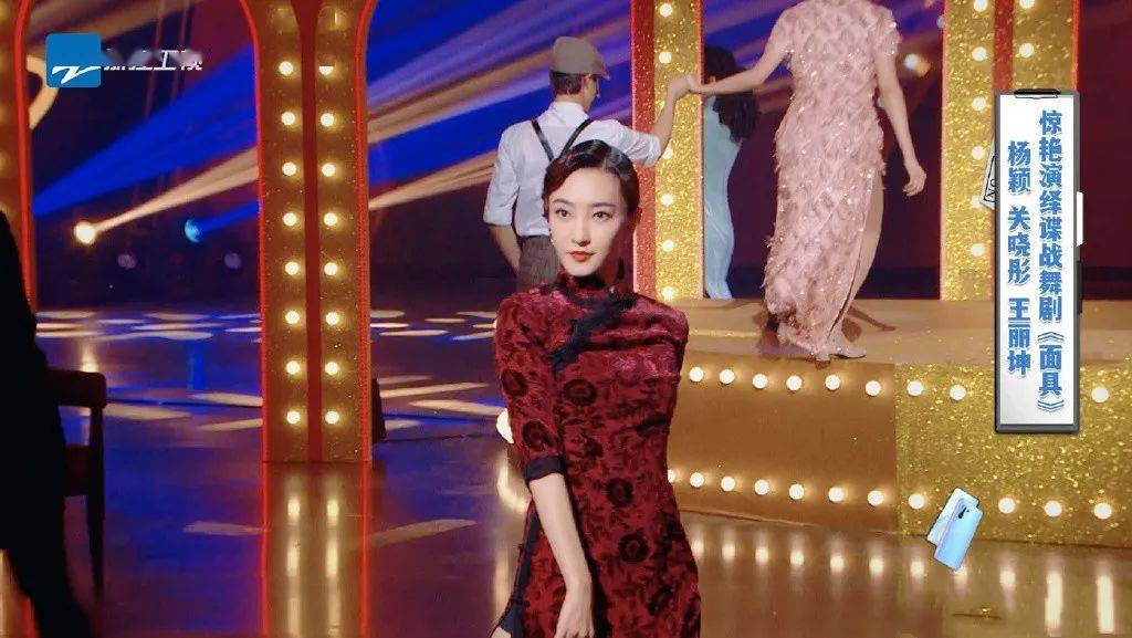 34岁王丽坤真会玩旗袍开叉到大腿故意露出安全裤满屏违和感