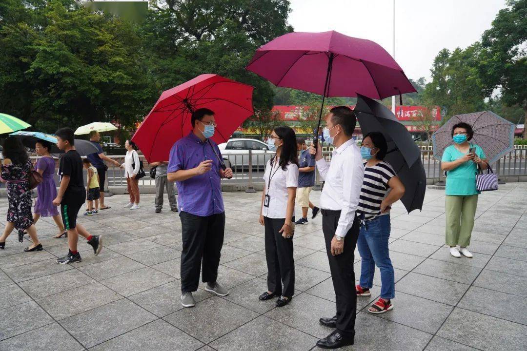 為保障群眾出行安全,10月5日,南朗鎮黨委副書記,鎮長許行帶隊發改