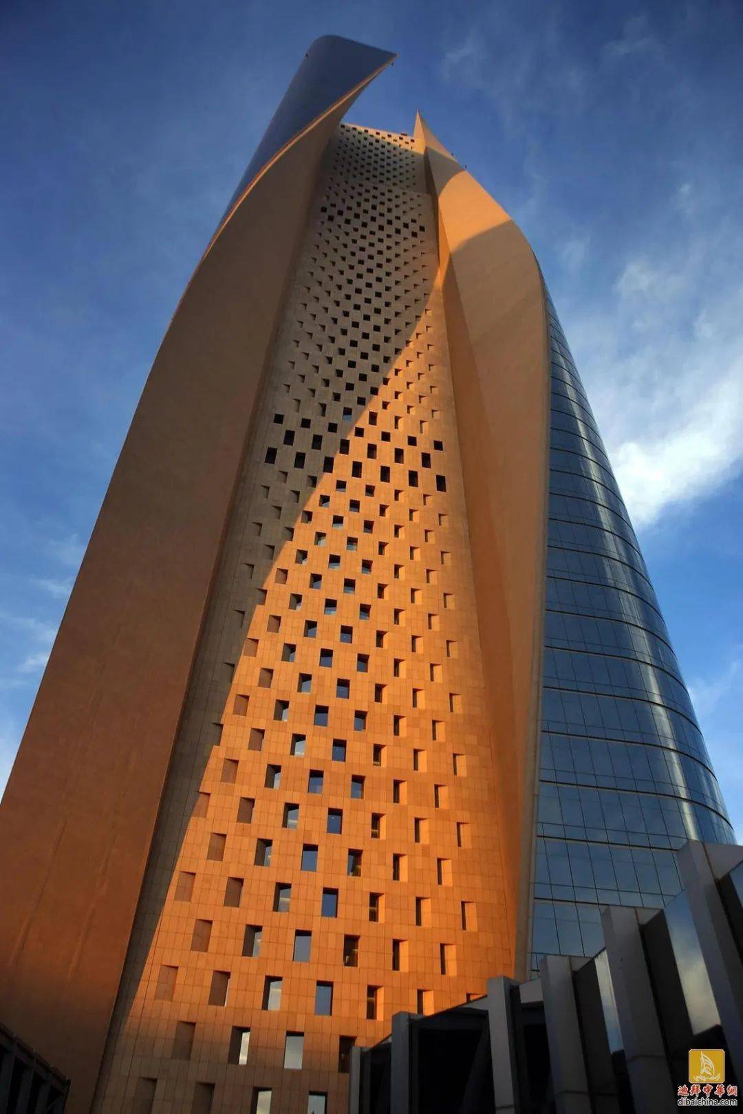 位于科威特首都科威特城,高412米,科威特最高的建筑以其弯曲的混凝土