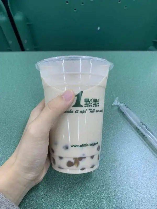 手拿奶茶的照片 真实图片