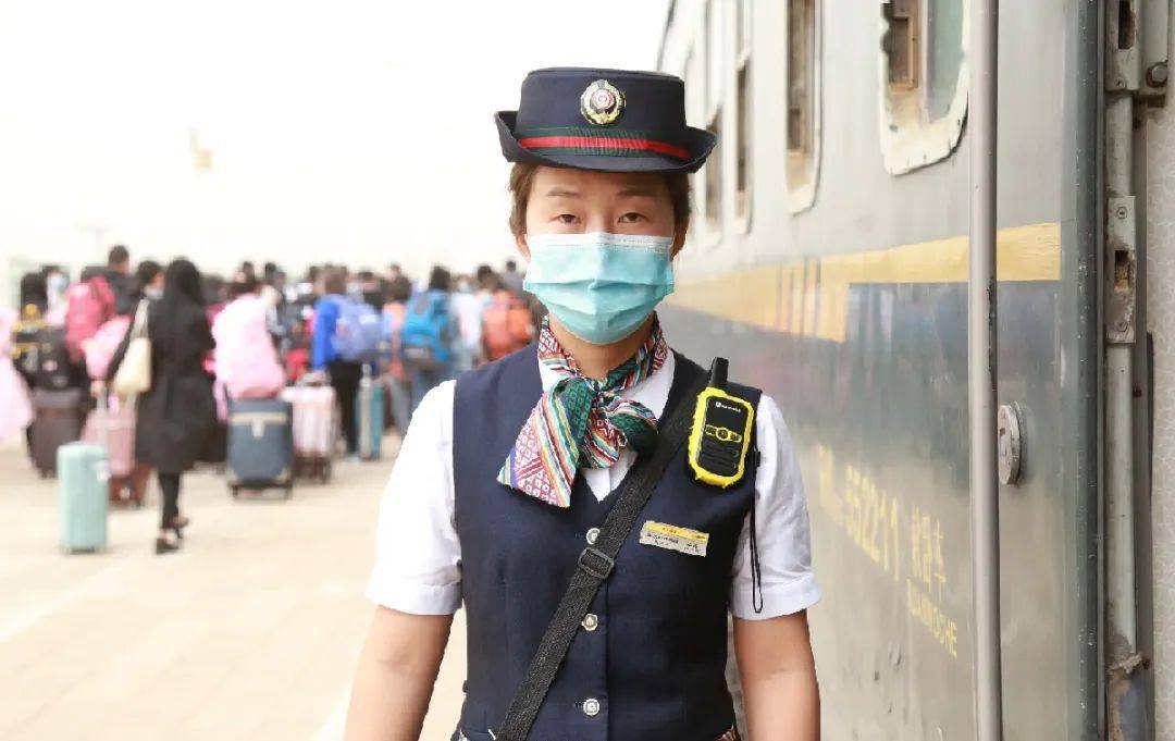 和田一队t9526次列车乘务员为旅客办理补票,对乘车的学生们进行列车