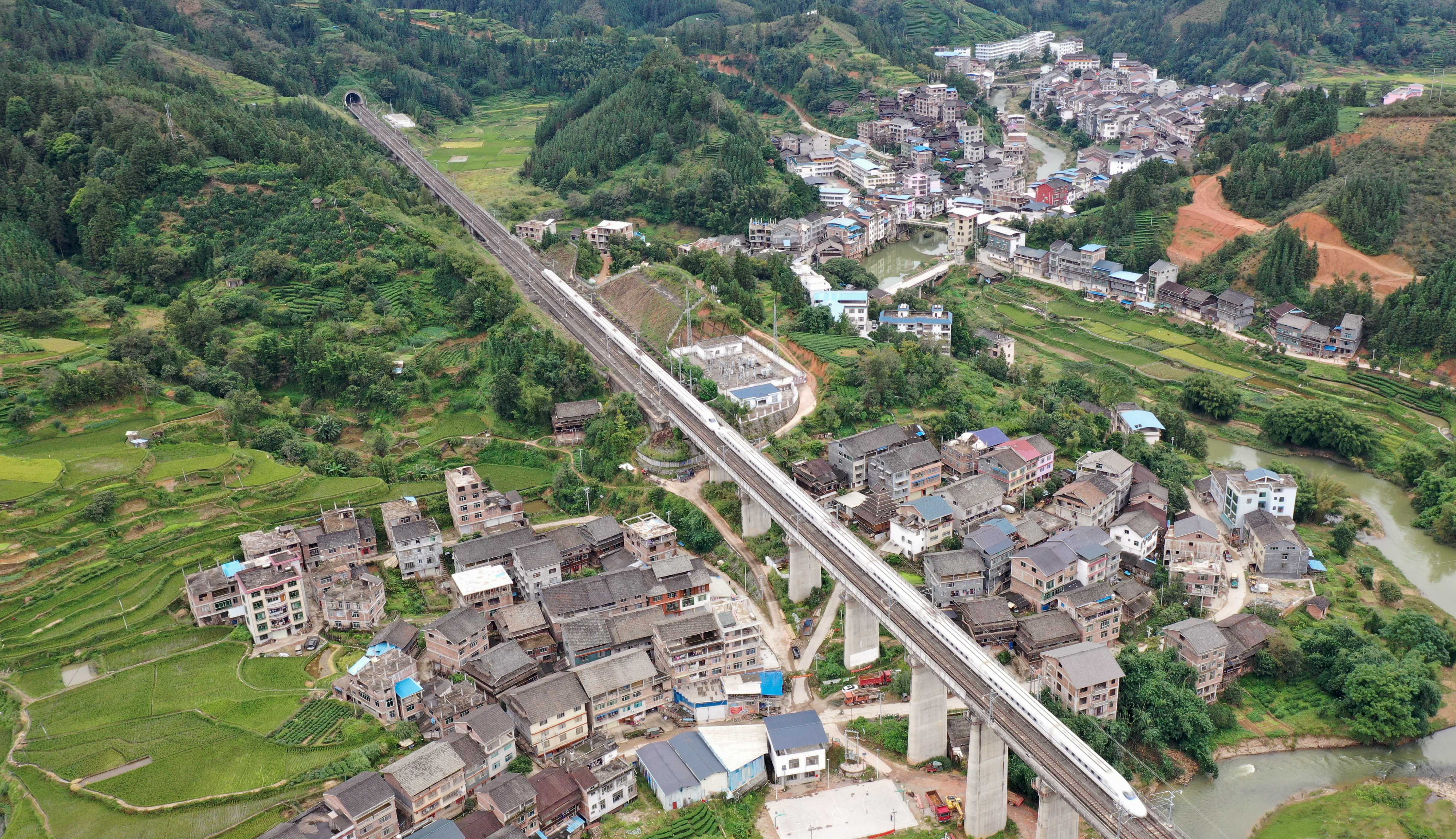 10月4日,一列動車行經貴廣高鐵三江侗族自治縣同樂苗族鄉同樂村路段