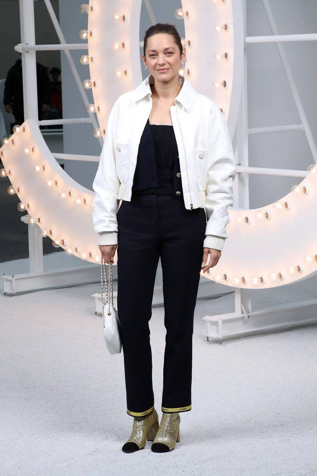 伊莎贝尔·阿佳妮玛丽昂·歌迪亚凡妮莎·帕拉迪斯和女儿lily都来为