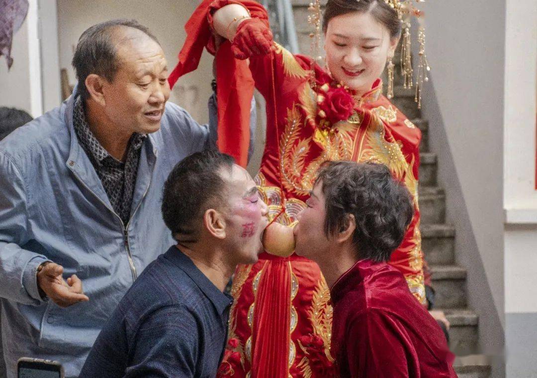 民俗婚礼抢苹果