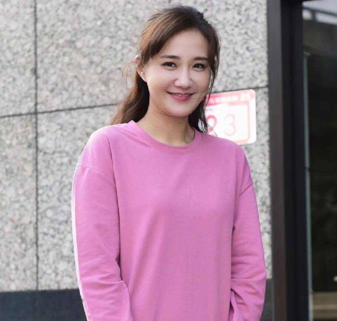 43岁女星离婚6个月便登相亲节目,与男星牵手成功,并当场亲吻_何妤玟