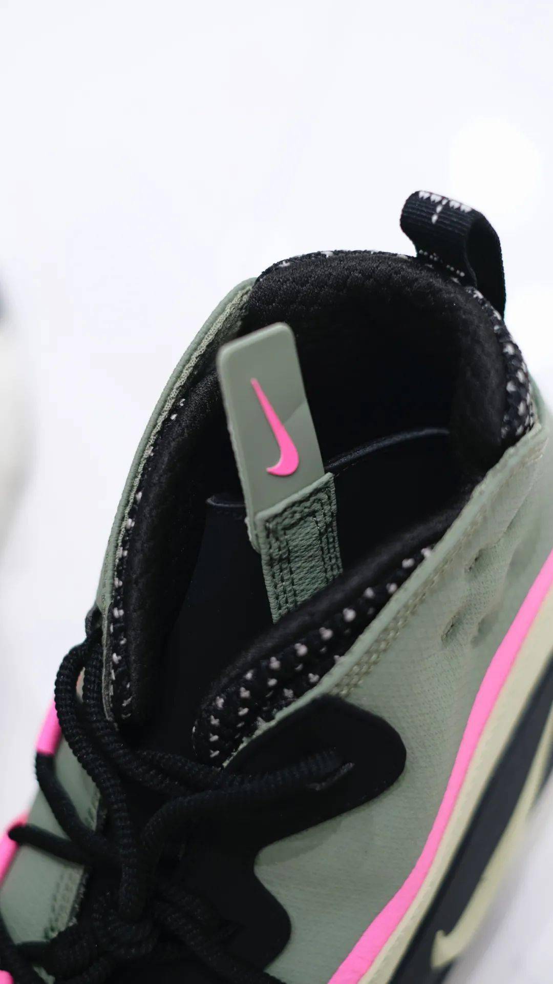 出自「the 10th」系列后跟印有标注 logo凸显球鞋身份react 中底让