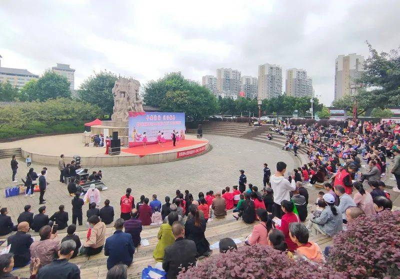 别出门看人海上高速停车了赣县人家门口的演出真香