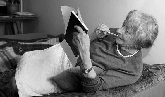 辛波斯卡在寂静之中面对依然空白的稿纸耐心地守候他们的自我诺奖文学