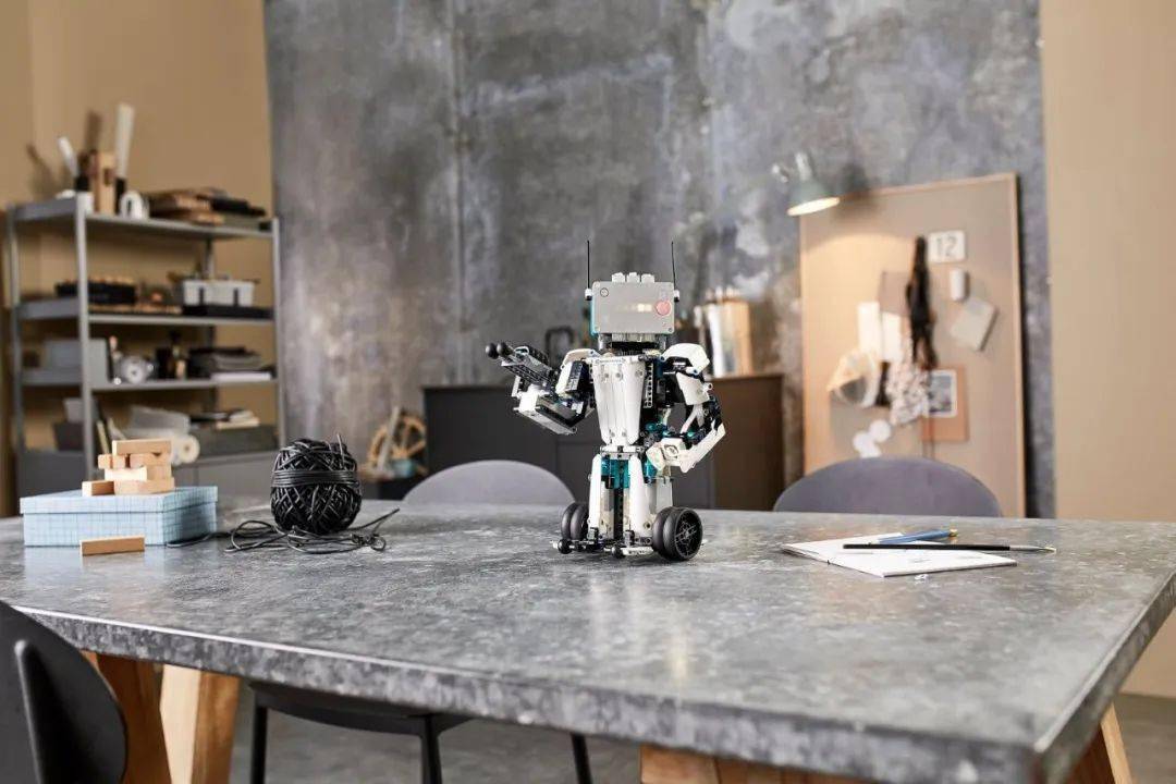 自由创造生动的表情特别采用5x5 led这款极具未来感的乐高机器人射击