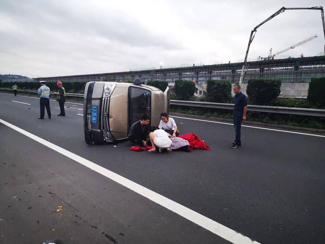 視頻高速爆胎乘客被甩車外危急時刻這位新臺州人出手了