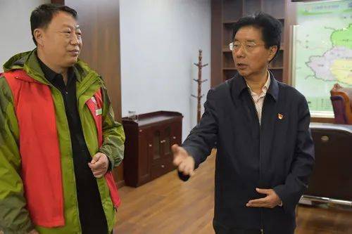 10月5日,栾川县委副书记,县长王明朗轻车简从到竹海野生动物园和