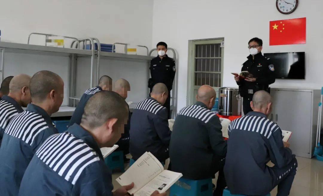 西青监狱警察李斌,吴岳正在组织罪犯读书学习,国庆节期间的教育工作不