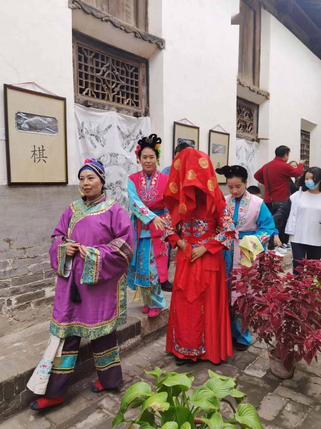 党家村景区抢绣球拜天地争先恐后当新郎