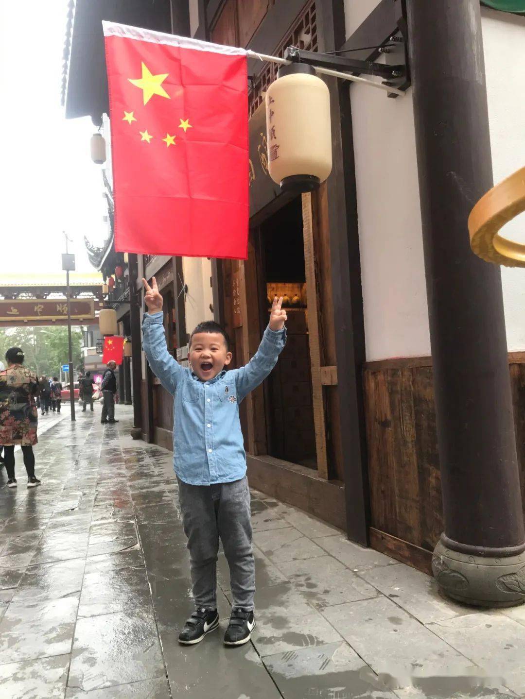 喜迎国庆迎国庆让五星红旗飘扬在孩子的心中,把爱国种子播撒在孩子