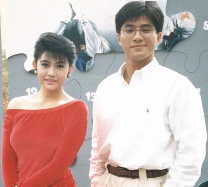 怀孕第三胎56岁tvb老戏骨邵仲衡携妻逛街妻子腹部隆起孕味浓