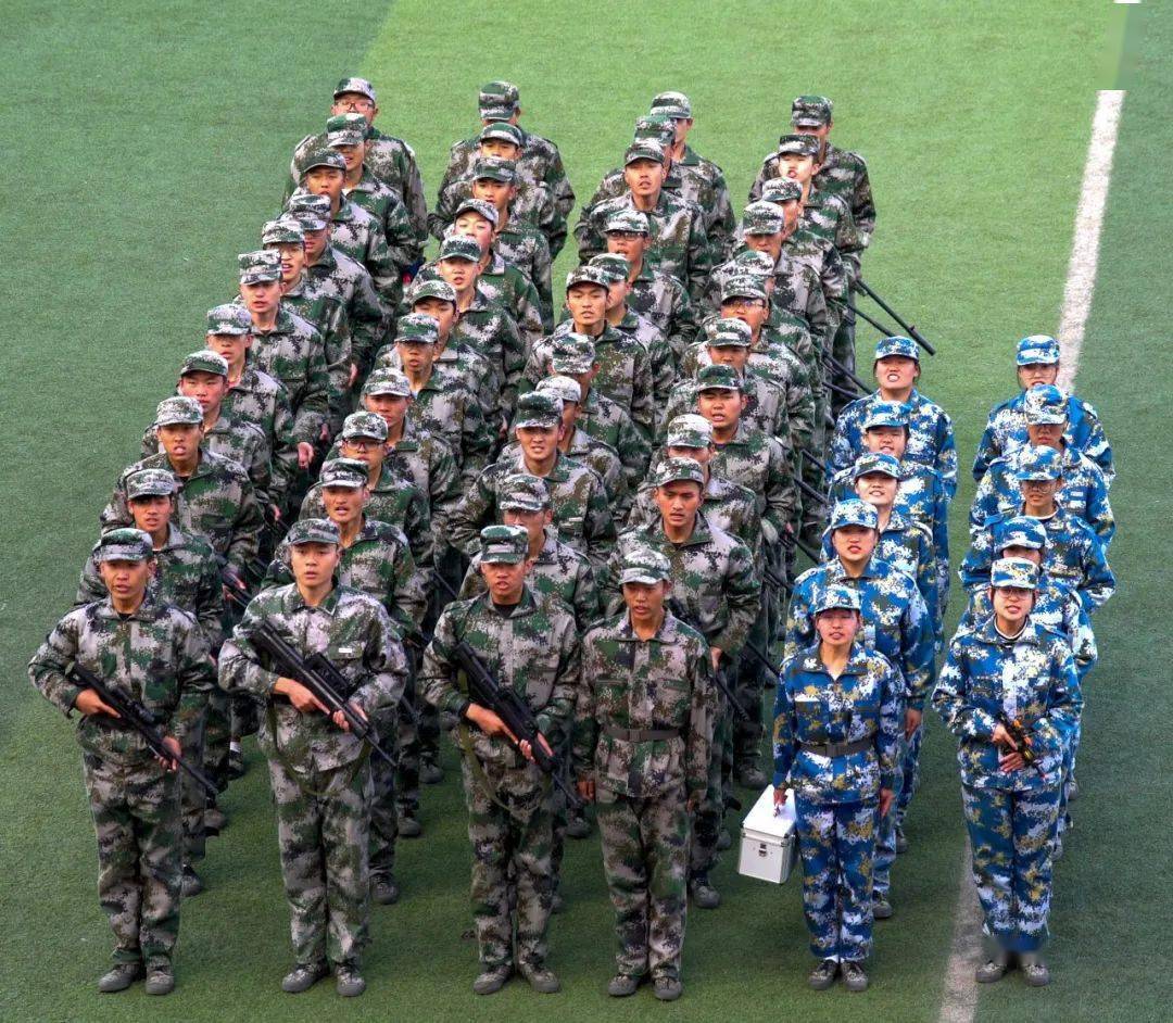 我校隆重举行2020级学生军训成果展示暨表彰大会_队形变换