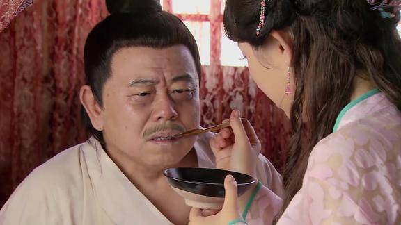 武松潘金莲要毒死武大郎给他喂砒霜手脚直哆嗦这女人真狠