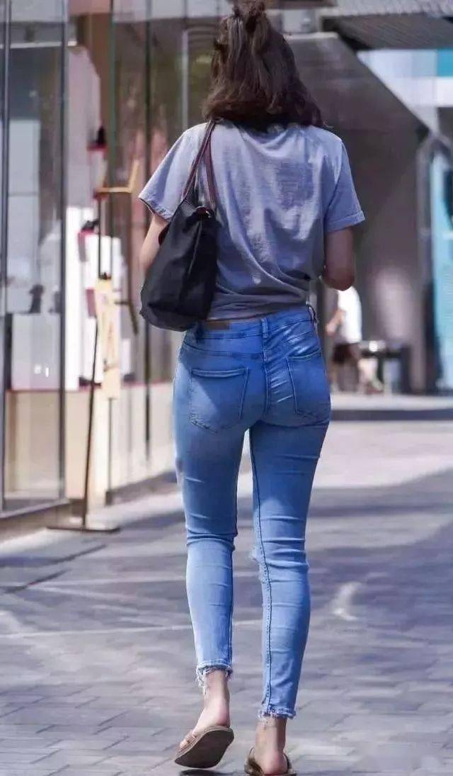 气质女生穿牛仔裤尽显妙曼身材特别美好