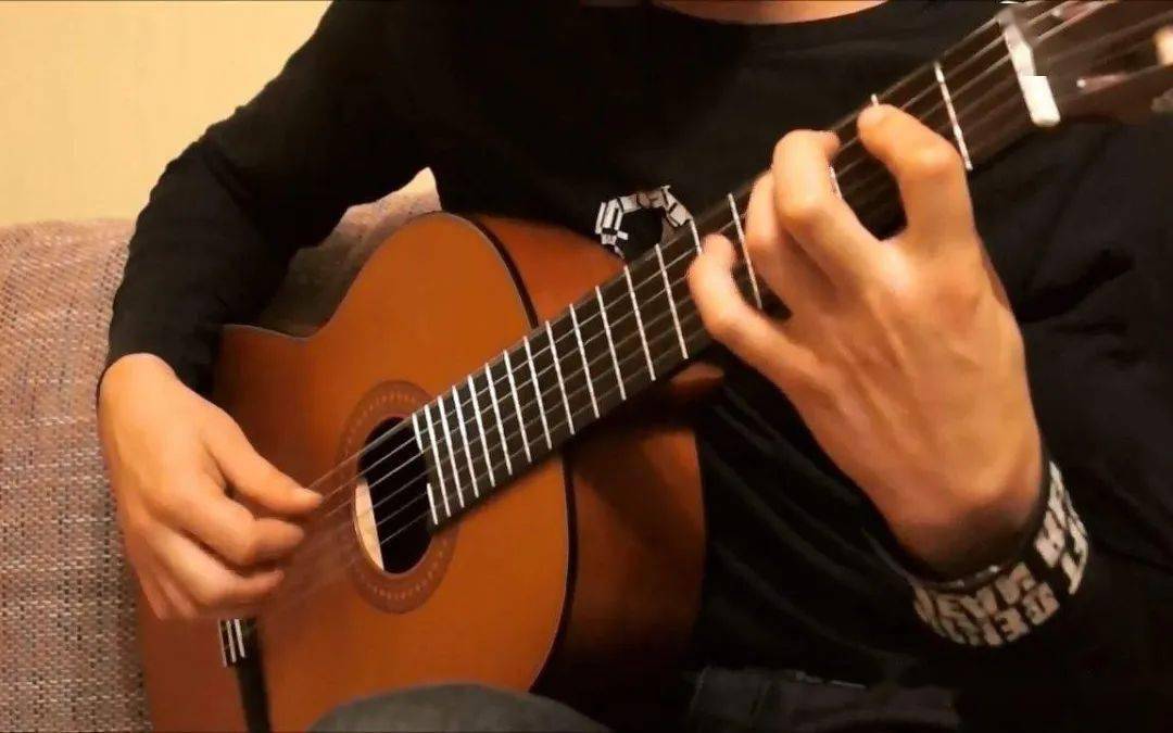 向古典吉他手学习右手的艺术