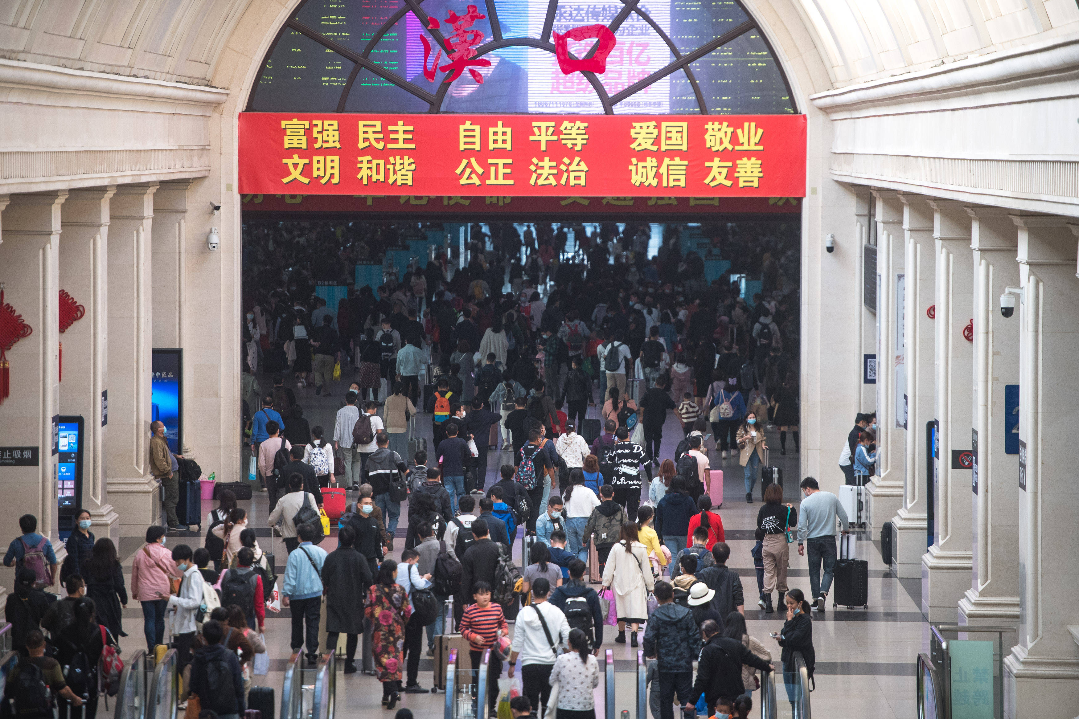 汉口火车站迎来返程客流高峰10月8日,旅客在汉口火车站进站乘车
