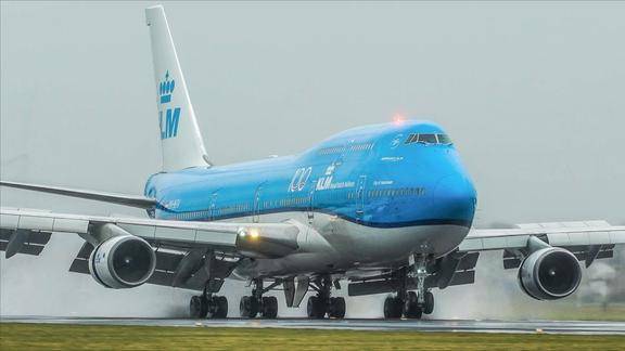 实拍一架荷兰皇家航空的波音747在机场侧风着陆