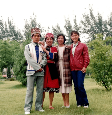 李英形容自己每次见到顾城:"像进殿堂朝圣一样,我的精神世界被他的