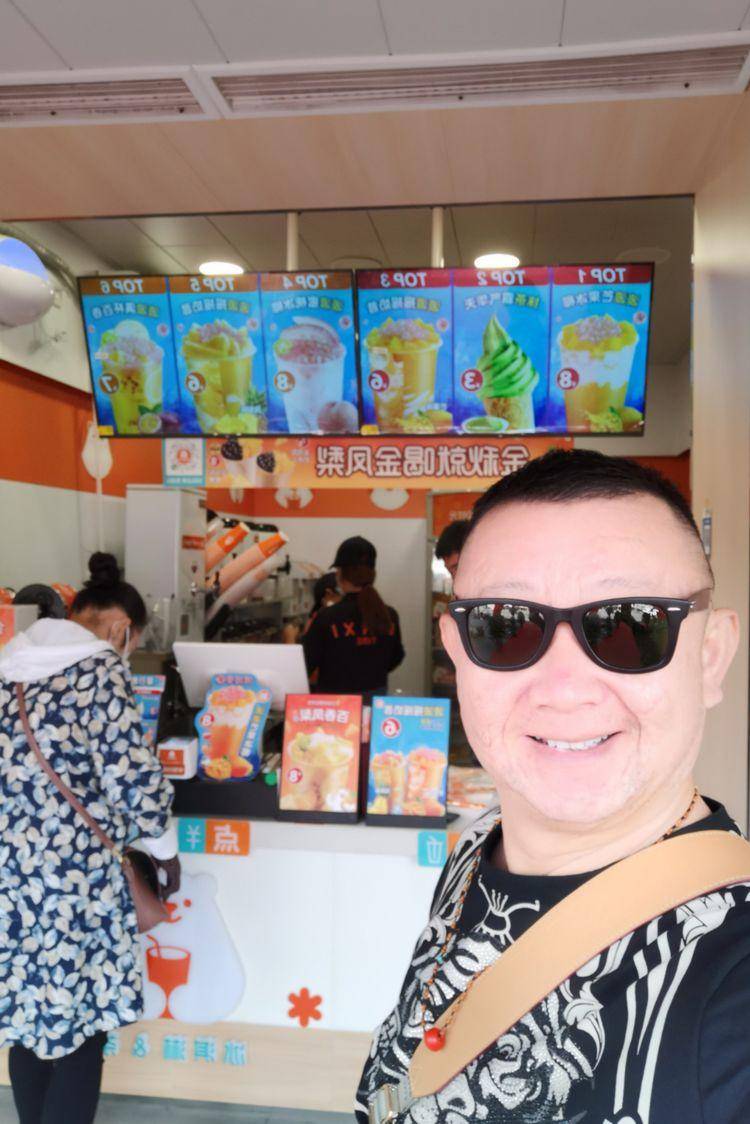 著名自媒体人老顽童冰哥现身冰雪时光公益开业现场