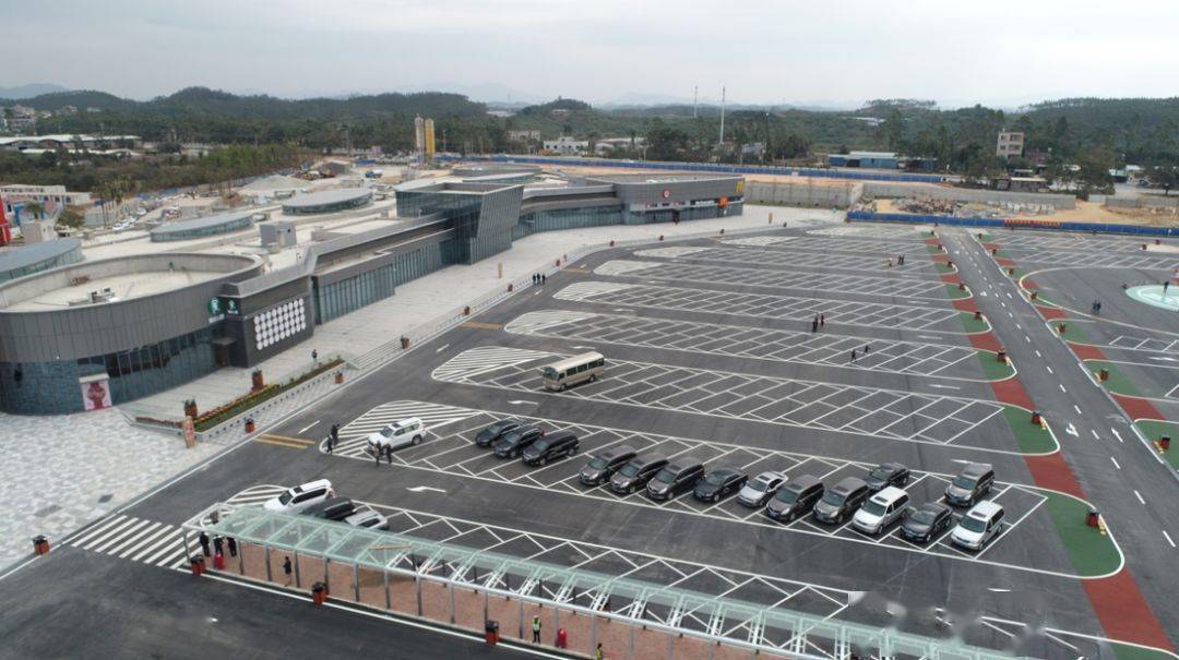 广东恩平大槐服务区 总车位达到1100多个 是广东省内最大的高速服务区