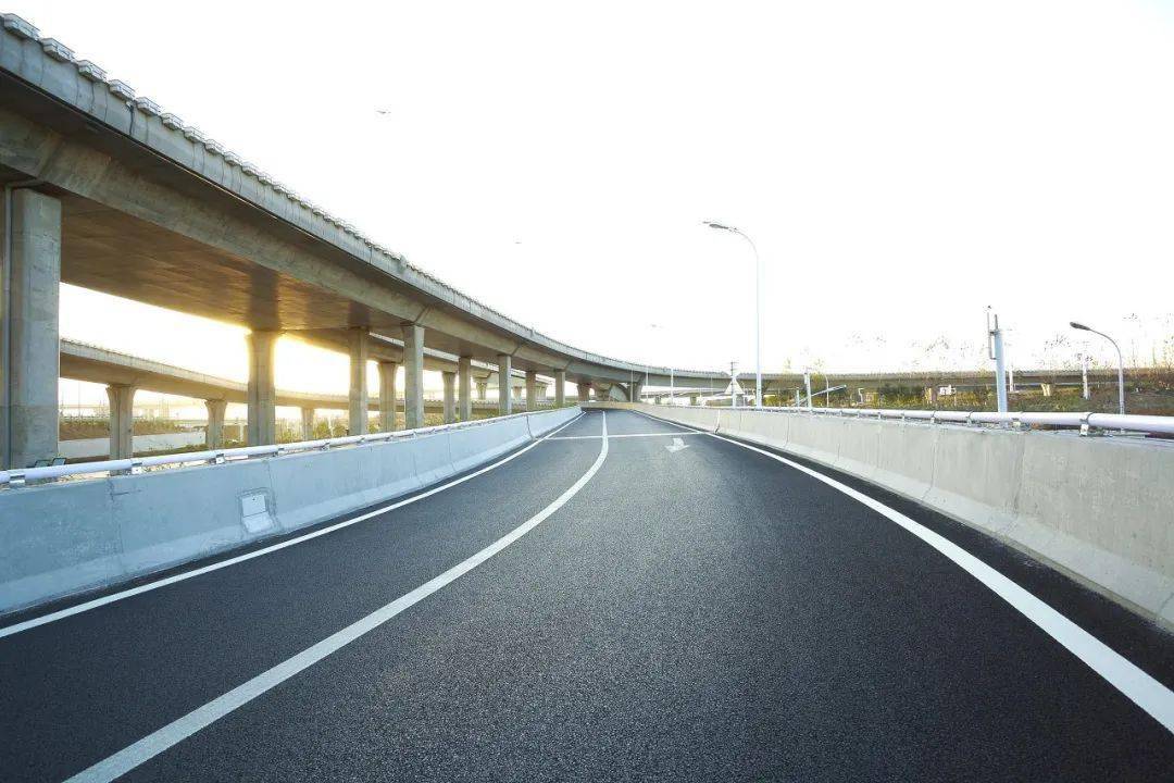 道路拓宽改造完成通车改造前菜库街道路狭窄坑洼不平改造后的菜库 