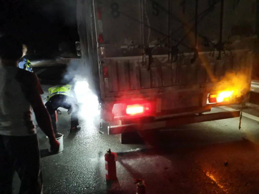 凌晨1点,高速路上货车爆胎引发自燃.