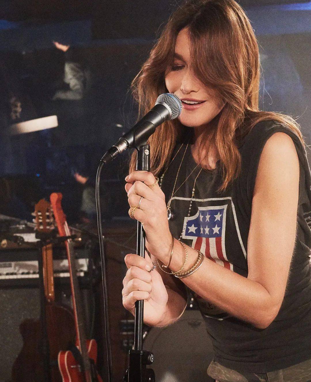 阔别七年后回归歌手身份前法国第一夫人卡拉布吕尼改编了波德莱尔的诗