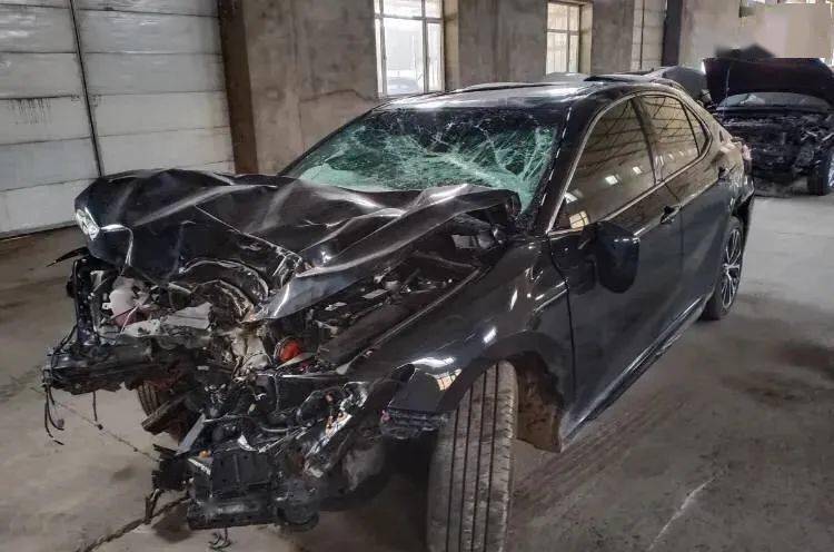 凯美瑞车头超级事故10个气囊全爆防撞梁折断修不如拆