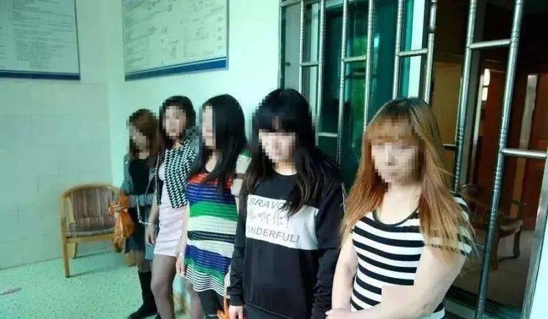 国庆期间恩施大桥路2女子站街拉客招嫖被警察逮个正着